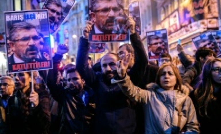 Diyarbakir (Turquie) (AFP). Turquie: 50.000 personnes aux obsèques d'un célèbre avocat kurde tué par balle