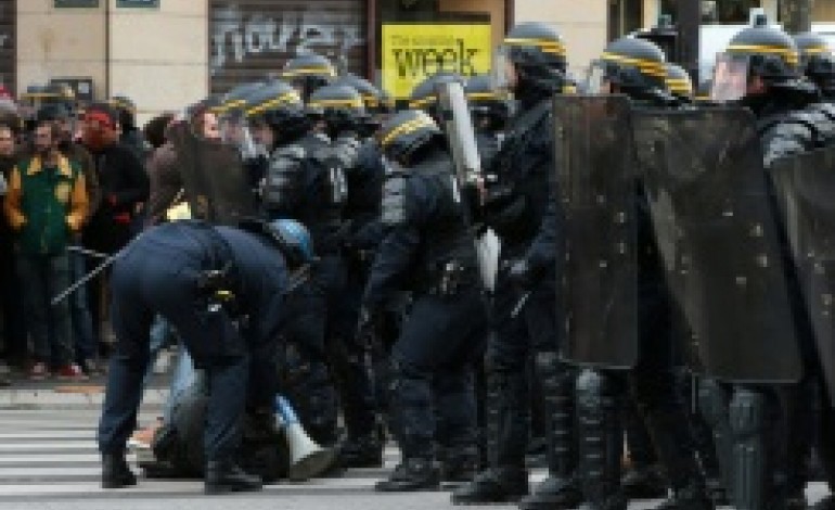 Paris (AFP). Echauffourées place de la République: plus de 200 interpellations et des condamnations politiques