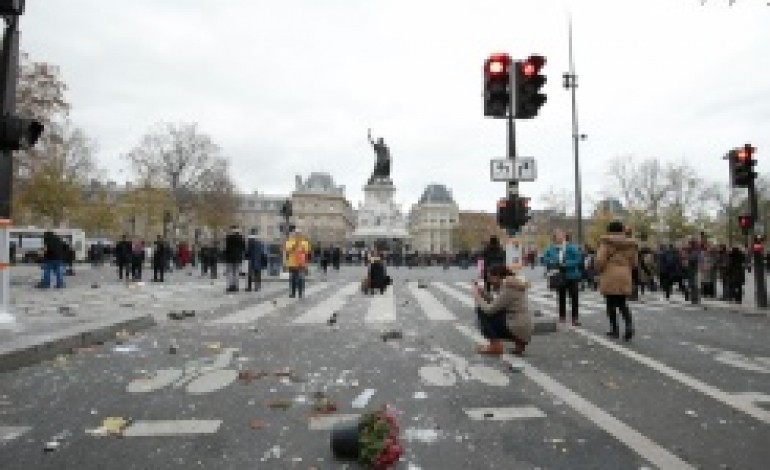 Paris (AFP). COP21: au mémorial de République, le mal au c?ur face aux actions violentes de manifestants