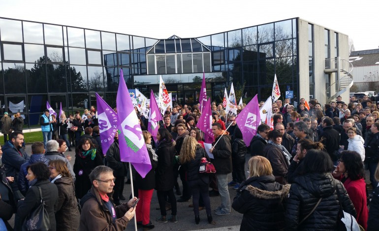 Orne. 200 salariés manifestent devant le siège d'Anaïs à Alençon