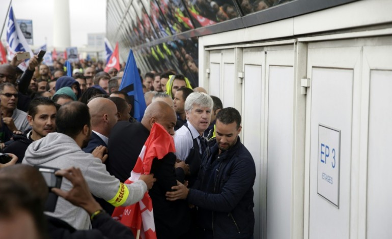 Bobigny (AFP). Chemise arrachée à Air France: premier épisode judiciaire pour  cinq salariés