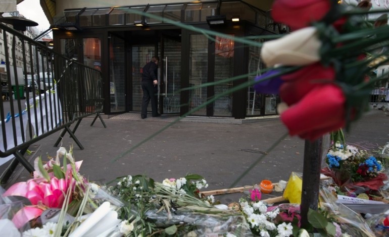 Paris (AFP). Attentats, J+19: les terrasses encore en deuil, un premier bar s'apprête à rouvrir