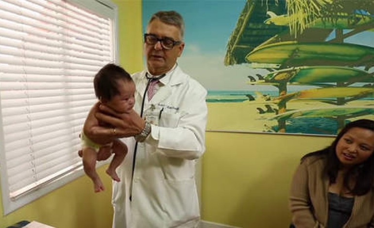 Un pédiatre nous explique comment calmer un bébé instantanément !