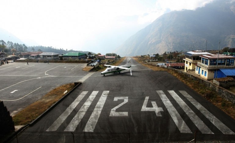 Lukla (Népal) (AFP). Au Népal, le séisme a mis l'aéroport le plus dangereux du monde à rude épreuve 