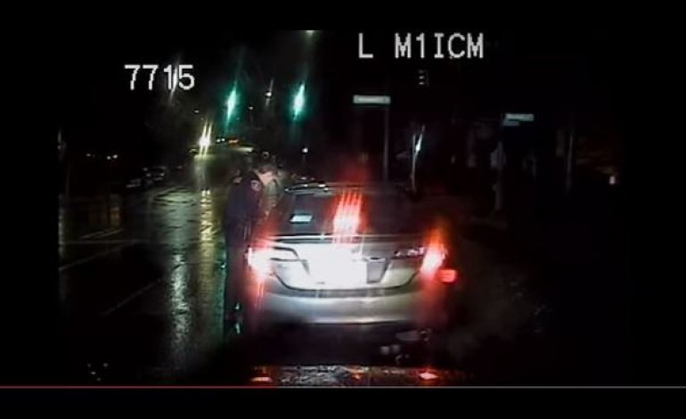 VIDEO - Il se fait un rail de cocaïne pendant un contrôle de police