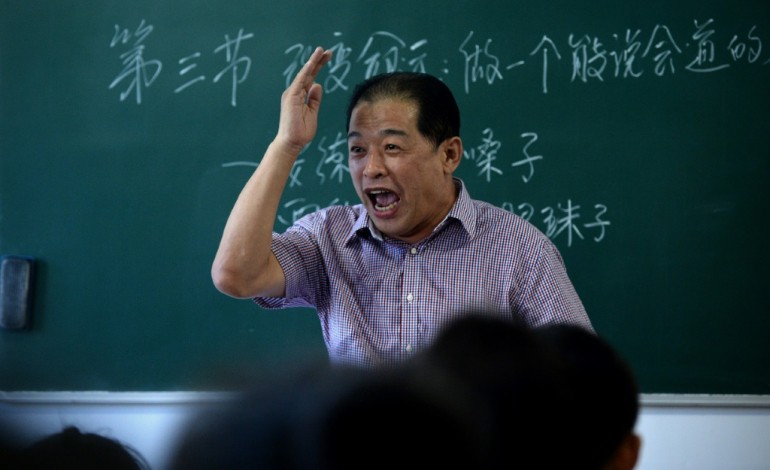 Harbin (Chine) (AFP). En Chine, un coach enseigne l'art du banquet, sans l'ivresse