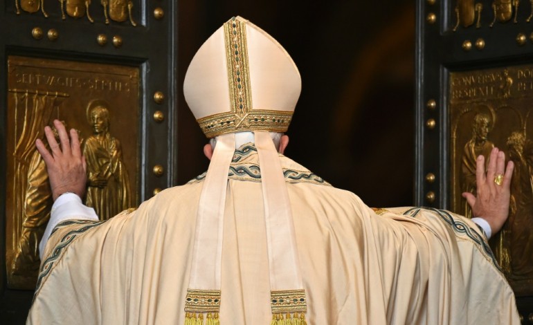 Cité du Vatican (AFP). Le pape François a ouvert la porte sainte et lancé le jubilé de la miséricorde
