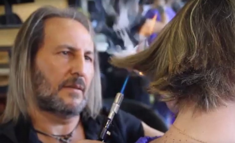 VIDEO - Ce coiffeur utilise des sabres, des katanas, et un chalumeau