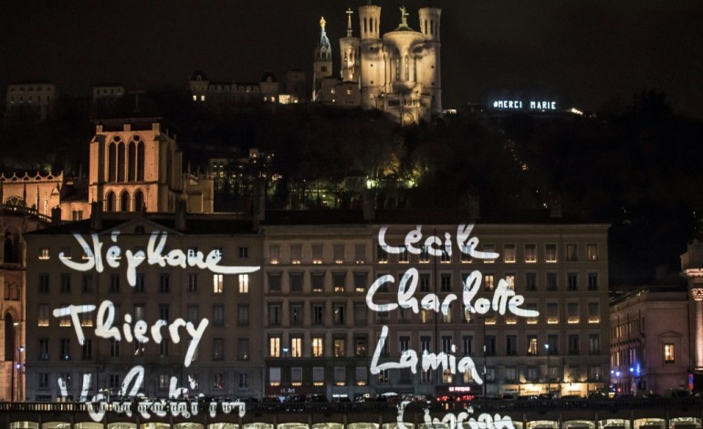 Lyon (AFP). C'est dur mais c'est beau: l'hommage lumière des Lyonnais aux 130 victimes des attentats