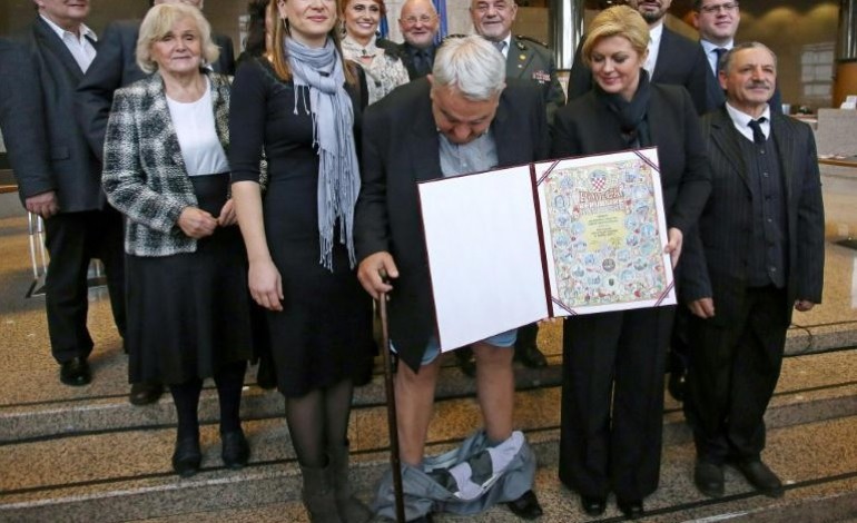 Il perd son pantalon devant la présidente de Croatie