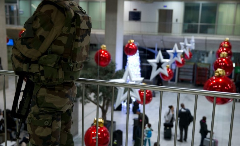 Paris (AFP). Aéroports:  près de 70 badges retirés à des agents, notamment pour radicalisation 
