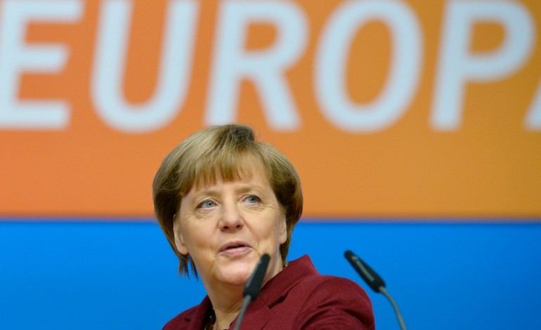 Karlsruhe (Allemagne) (AFP). Réfugiés: Merkel défend des solutions européennes devant ses troupes hésitantes