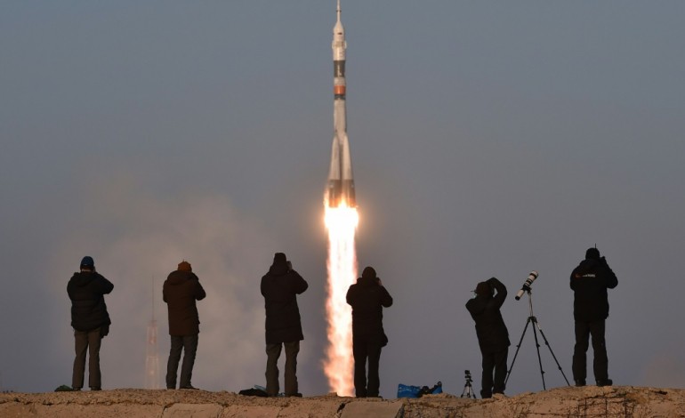 Baïkonour (Kazakhstan) (AFP). Une fusée Soyouz décolle avec trois spationautes, dont le 1er Britannique devant rejoindre l'ISS 