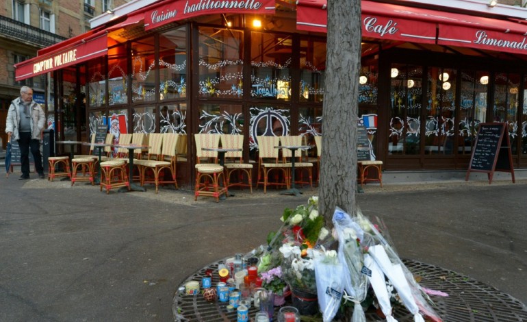 Paris (AFP). Un mois après les attentats, le Comptoir Voltaire rouvre 
