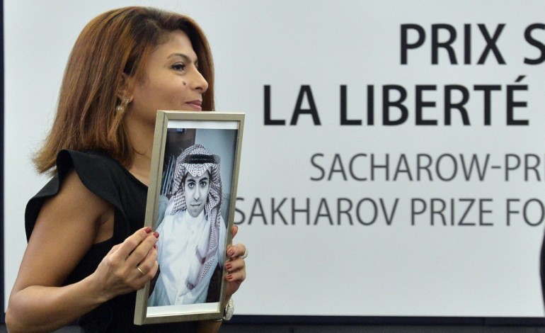 Strasbourg (AFP). La femme du blogueur saoudien Raef Badaoui, emprisonné, reçoit le prix Sakharov en son nom