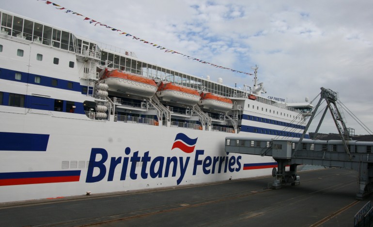 Colis suspect sur un ferry : les démineurs treuillés à bord