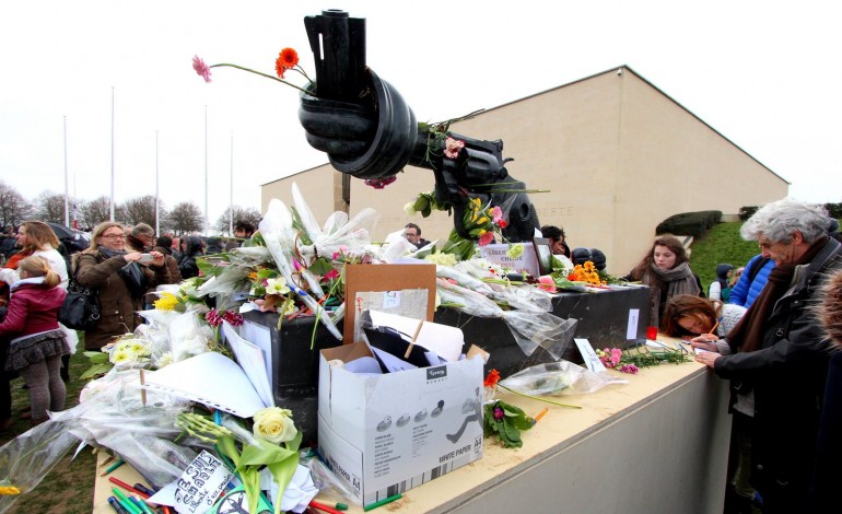 Hommages après les attentats : quel avenir à Caen pour les objets déposés ?