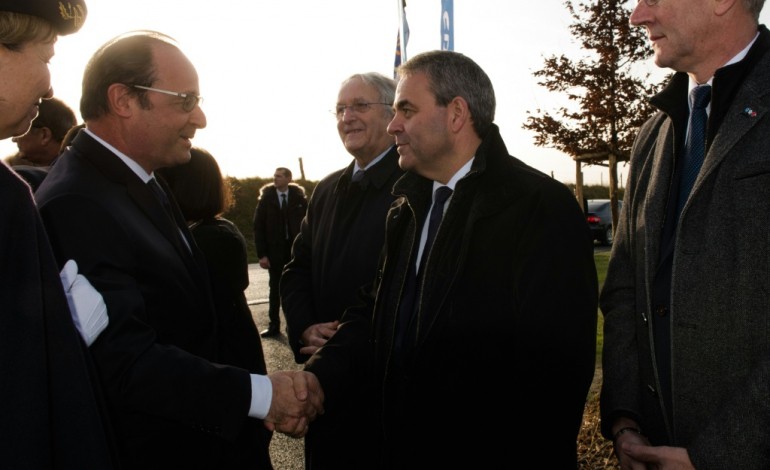 Neuville-Saint-Vaast (France) (AFP). Hollande appelle à la concorde lors d'un premier déplacement post-régionales