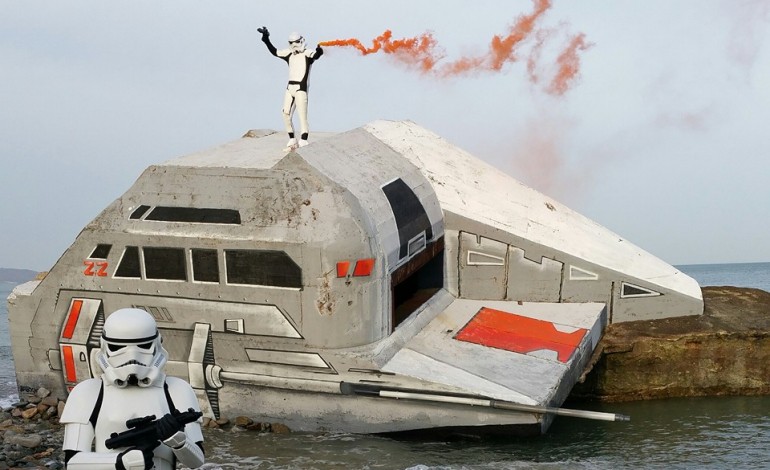 VIDEO - Un vaisseau intergalactique de Star Wars s'écrase sur une plage normande