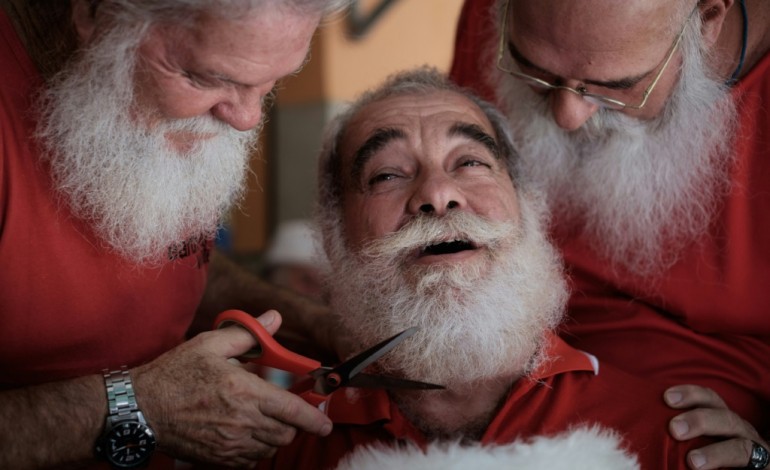 Rio de Janeiro (AFP). Les Pères Noël de Rio reprennent des forces avant de repartir en Laponie