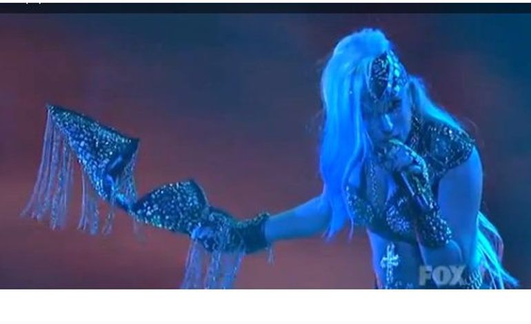 Lady Gaga saute dans le vide : original !