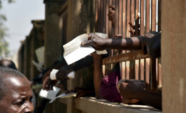 Bangui (AFP). Les Centrafricains commencent à voter avec du retard
