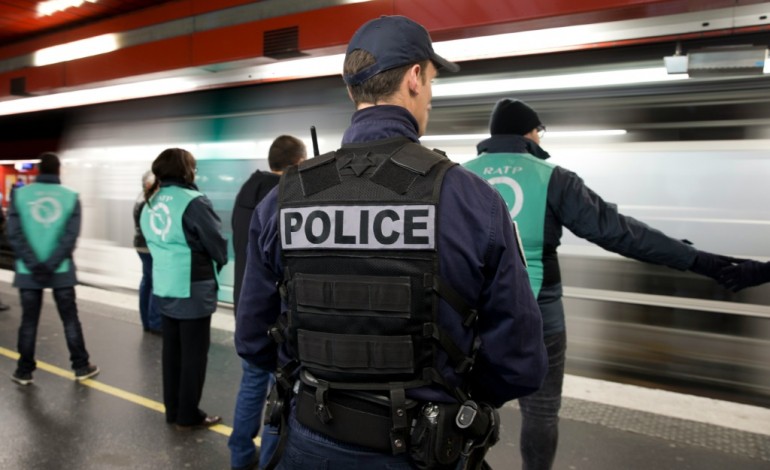 Paris (AFP). Réveillon à Paris: 11.000 hommes déployés sur l'agglomération