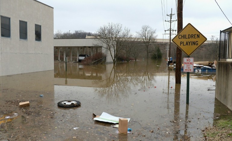 Chicago (AFP). Etats-Unis: lutte effrénée contre la montée meurtrière des eaux dans le Missouri  