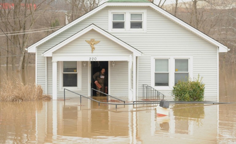Chicago (AFP). Inondations aux Etats-Unis: lutte effrénée contre la montée des eaux 