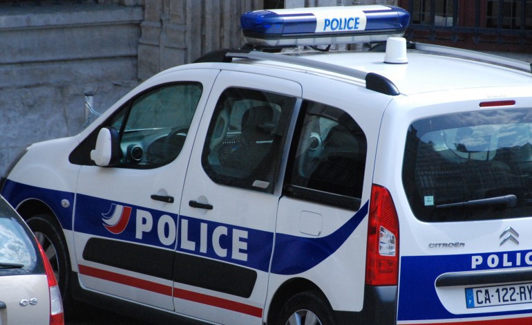 Le voisin arrête le cambrioleur et le remet aux policiers à Saint-Etienne-du-Rouvray