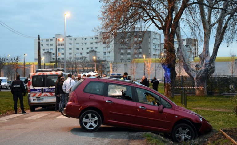 Paris (AFP). Valence: un homme fonce en voiture sur un militaire posté devant la grande mosquée