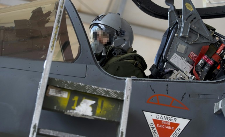 SUR UNE BASE JORDANIENNE (Jordanie) (AFP). Les pilotes de chasse de la coalition contre l'EI passent leur Nouvel An en mission