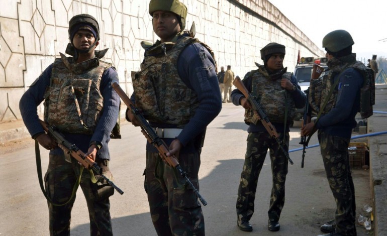 PATHANKOT (Inde) (AFP). Inde: Assaut depuis une dizaine d'heures d'islamistes présumés contre une base aérienne près du Pakistan