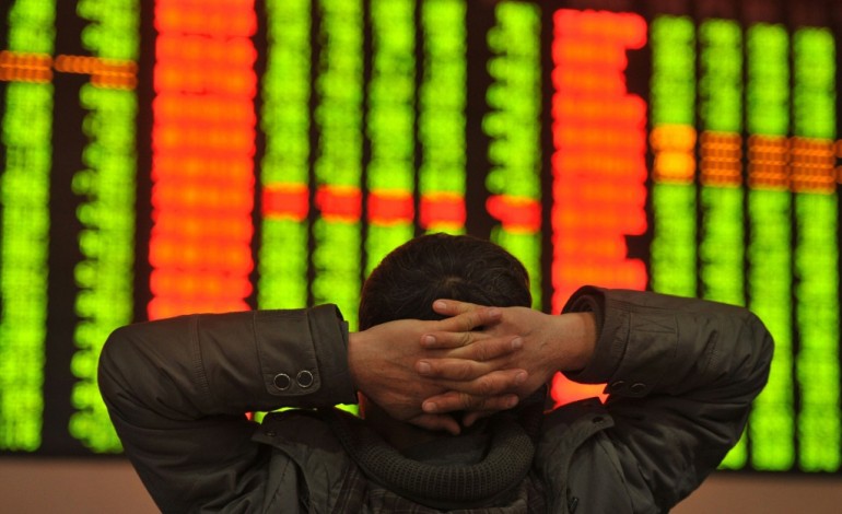 Shanghai (AFP). Les Bourses chinoises ferment pour la journée après une chute de 7%