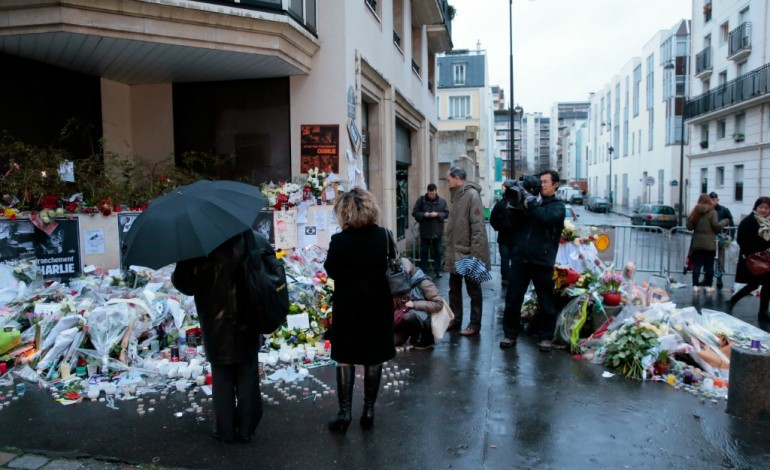 Paris (AFP). Charlie Hebdo: Hollande et Hidalgo ont dévoilé la plaque à la mémoire des victimes