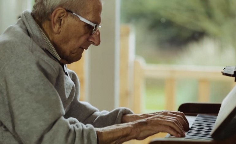 A l'age de 95 ans, il relance son groupe de Jazz