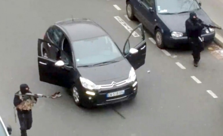 Paris (AFP). Charlie Hebdo: un an après, hommage de Hollande aux forces de sécurité