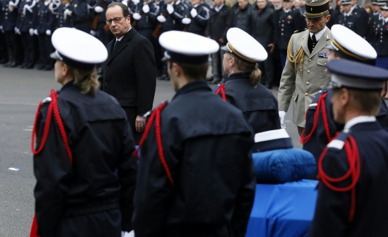 Paris (AFP). Charlie Hebdo: Hollande rend hommage aux trois policiers tués