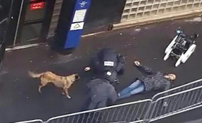 Paris (AFP). Un an après Charlie, un homme armé criant Allah Akbar tué devant un commissariat à Paris
