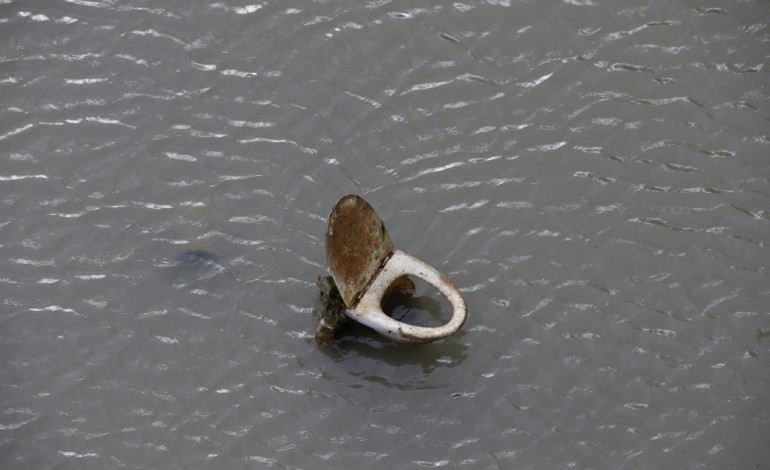 Paris (AFP). Pêche miraculeuse en milieu hostile au canal Saint-Martin