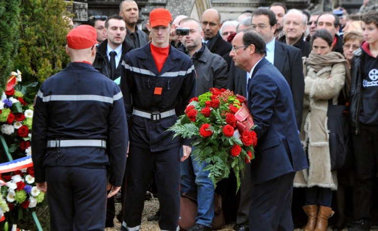 Paris (AFP). Vingt ans après la mort de Mitterrand, Hollande sur sa tombe à Jarnac