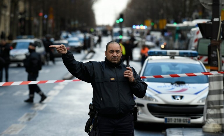 Paris (AFP). Un an après Charlie, la menace s'est rappelée au pays selon la presse