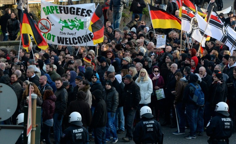 Cologne (Allemagne) (AFP). Heurts entre manifestants d'extrême droite et policiers à Cologne