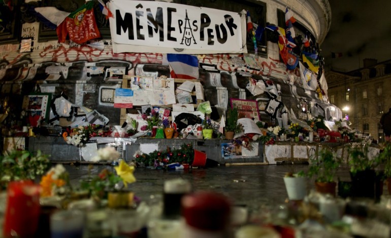 Paris (AFP). Avec Brel, Victor Hugo et Hallyday, hommage populaire aux victimes des attentats
