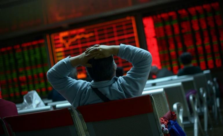 Shanghai (AFP). La Bourse de Shanghai chute de plus de 5%, inquiétudes sur la conjoncture
