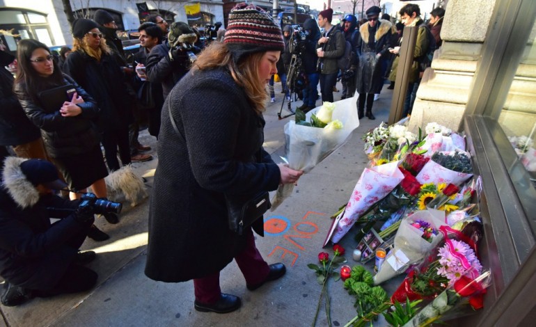 New York (AFP). Des fleurs et des larmes pour David Bowie devant chez lui, à New York