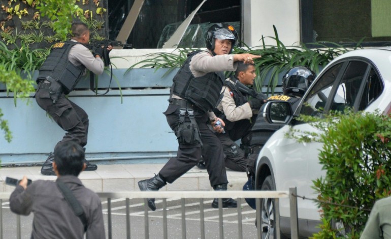 Jakarta (AFP). Indonésie: 4 assaillants dont 2 kamikazes tués par la police à Jakarta 
