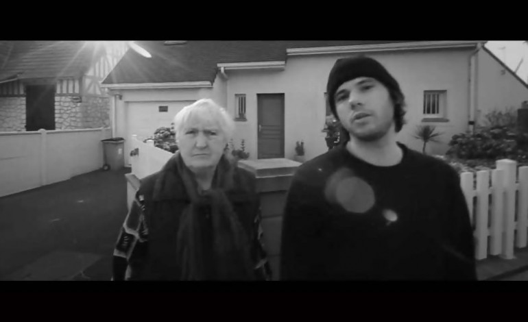 Orelsan et Jeanine en Normandie dans le clip de "J'essaye, j'essaye"
