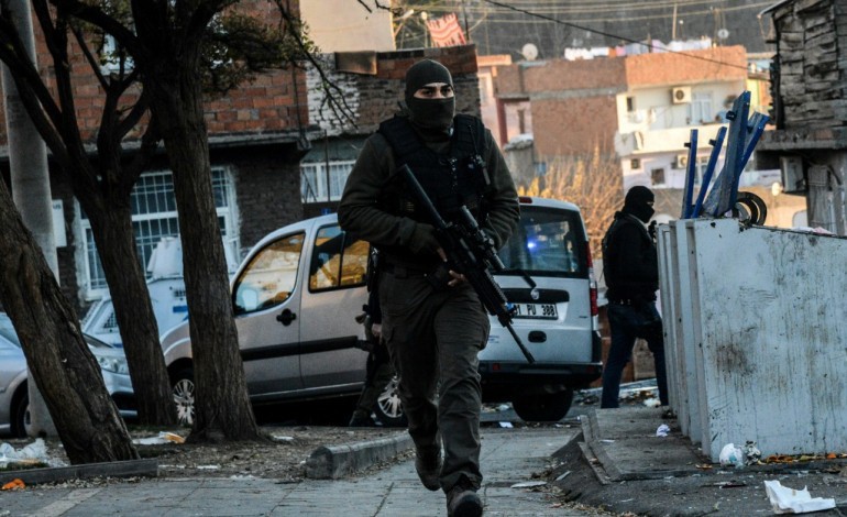 Ç?nar (Turquie) (AFP). Turquie: 6 morts dans un attentat attribué aux rebelles kurdes dans le sud-est 