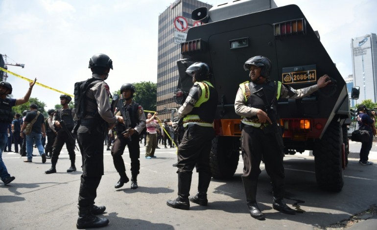 Jakarta (AFP). Indonésie: deux civils et cinq assaillants tués dans des attentats à Jakarta